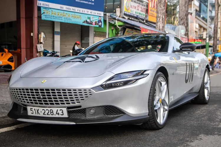 Chiếc Ferrari Roma của Qua Vũ do 1 công ty nhập khẩu tư nhân ở Hà Nội chủ động mang về Việt Nam để tìm khách, nhưng mãi không ai mua, và đến 1 ngày, khi đam mê mua sắm siêu xe của ông Vũ nổi dậy, chiếc siêu xe 4 chỗ ngồi Ferrari Roma đã được mang về garage, ngoại thất màu đỏ của xe chỉ được nhìn thấy 2 lần trên đường, trước khi chủ nhân cho dán màu bạc.