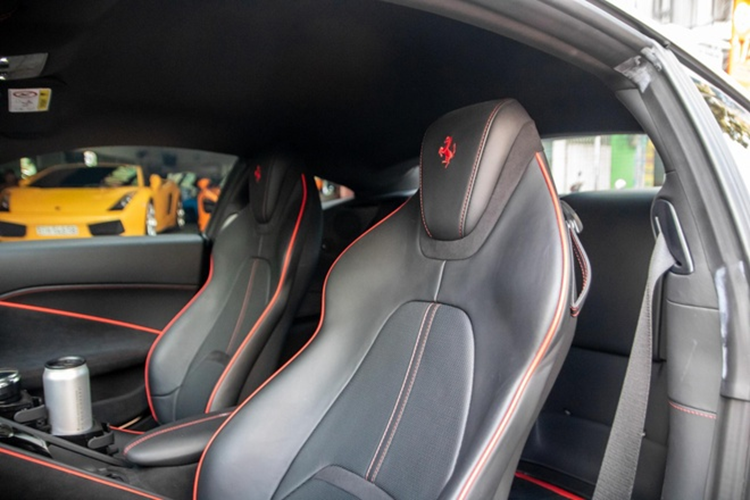 Điểm nhấn của xe nằm ở khoang lái khi có thêm 2 chỗ ngồi cho hàng ghế sau, xe có cụm màn hình giải trí đặt dọc, phía trước mặt người ngồi ghế phụ được trang bị thêm một màn hình giải trí nhưng đây là tùy chọn giống như trên Ferrari Portofino.