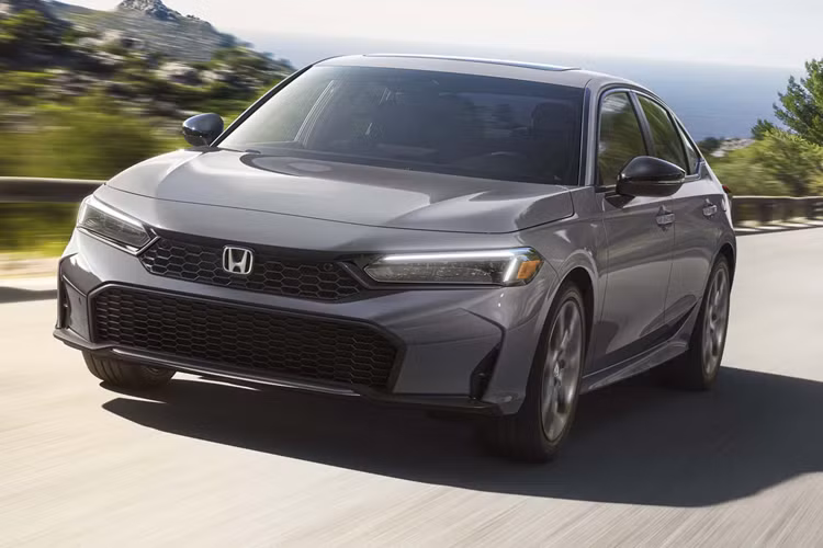 Các màu ngoại thất mới bao gồm Solar Silver metallic, Urban Grey Pearl, Blue Lagoon Pearl và Sand Dune Pearl. Bên trong, các phiên bản Hybrid có nội thất màu xám và Sport Touring Hybrid có ghế bọc da với hệ thống âm thanh nổi 12 loa và màn hình thông tin giải trí 9 inch lớn hơn.