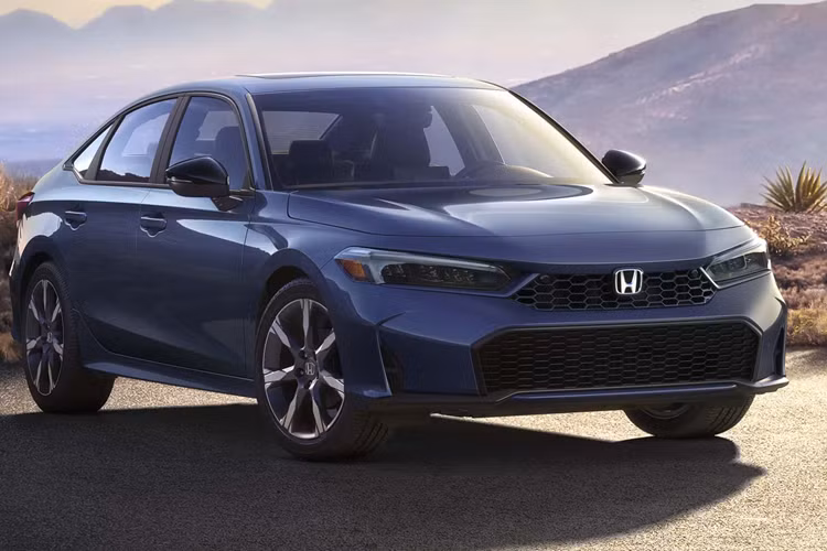 Về tổng thể, xe được trang bị cản trước mới với những đường nét góc cạnh, loại bỏ đèn sương mù. Các phiên bản hybrid có viền đèn pha cùng màu thân xe và cánh lướt gió nhưng tất cả các phiên bản Civic đều có đèn hậu tối màu hơn ở phía sau.