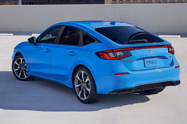 Các mẫu xe Hybrid của Honda chiếm hơn 1/4 tổng doanh số bán hàng thương hiệu của chúng tôi vào năm 2023.” mẫu xe sedan Honda Civic 2025 có mặt tại các đại lý bắt đầu vào tháng 6. Các mẫu xe Hybrid sẽ có sẵn ở cả cấu hình Sedan và Hatchback và giá bán của xe sẽ được công bố ở gần thời điểm ra mắt.