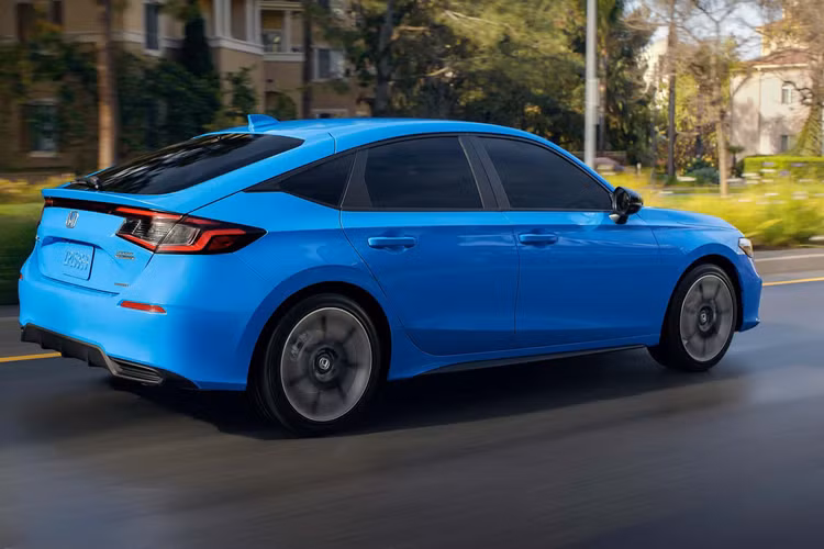 Lance Woelfer, trợ lý phó chủ tịch Honda, cho biết: “Civic Hybrid mới là sự bổ sung hoàn hảo vào thời điểm thích hợp cho dòng sản phẩm Honda khi doanh số bán xe Hybrid tiếp tục tăng, mang lại cho Honda nền tảng quan trọng hướng tới 100% số bán xe là xe điện vào năm 2040.