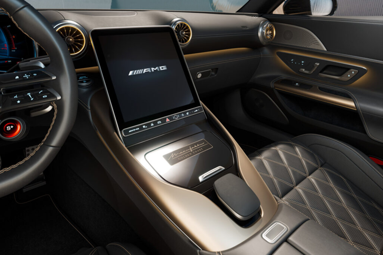 Khoang nội thất của xe còn được đính một tấm bảng “Manufaktur, Golden Coast” trên bảng điều khiển bên dưới màn hình thông tin giải trí dọc, tuy nhiên thương hiệu lại không đánh số thứ tự cụ thể cho từng chiếc xe.