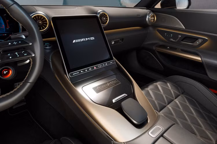 Khoang nội thất của xe còn được đính một tấm bảng “Manufaktur, Golden Coast” trên bảng điều khiển bên dưới màn hình thông tin giải trí dọc, tuy nhiên thương hiệu lại không đánh số thứ tự cụ thể cho từng chiếc xe.