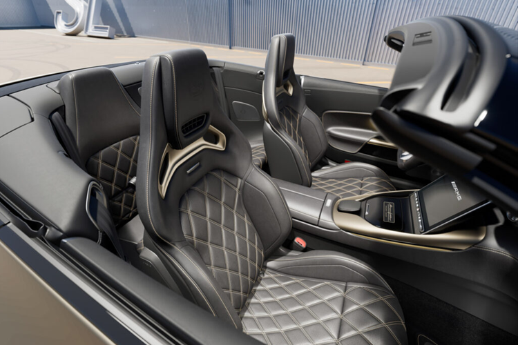 Các chi tiết nổi bật trong nội thất của mẫu xe này gồm những đường chỉ khâu màu vàng trên ghế AMG Performance bọc da Nappa, vô lăng đáy phẳng và thảm sàn với viền màu thể thao.