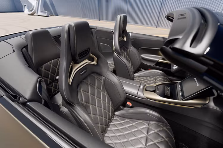 Các chi tiết nổi bật trong nội thất của mẫu xe này gồm những đường chỉ khâu màu vàng trên ghế AMG Performance bọc da Nappa, vô lăng đáy phẳng và thảm sàn với viền màu thể thao.