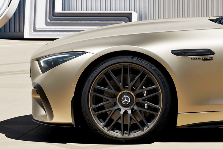 Về ngoại thất, Mercedes-AMG SL 63 Manufaktur Golden Coast bản đặc biệt có thiết kế giống như bất kỳ chiếc SL 63 nào khác, đồng thời chiếc xe còn được được trang bị động cơ V8 tăng áp kép 4.0 lít, sản sinh công suất cực đại 577 mã lực và giúp chiếc roadster đạt tốc độ 100 km/h chỉ trong vòng 3,6 giây.