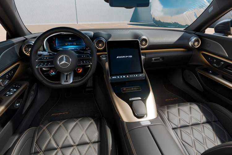 Mercedes-AMG SL 63 Manufaktur Golden Coast mui trần được phát triển dựa trên chiếc SL 63 4Matic+ trị giá 187.000 Đô nhưng được sơn màu vàng Kalahari và có nhiều chi tiết lấp lánh trên mâm xe và nắp giữa của bánh xe rèn AMG 21 inch màu đen mờ và bên trong khoang nội thất của xe.