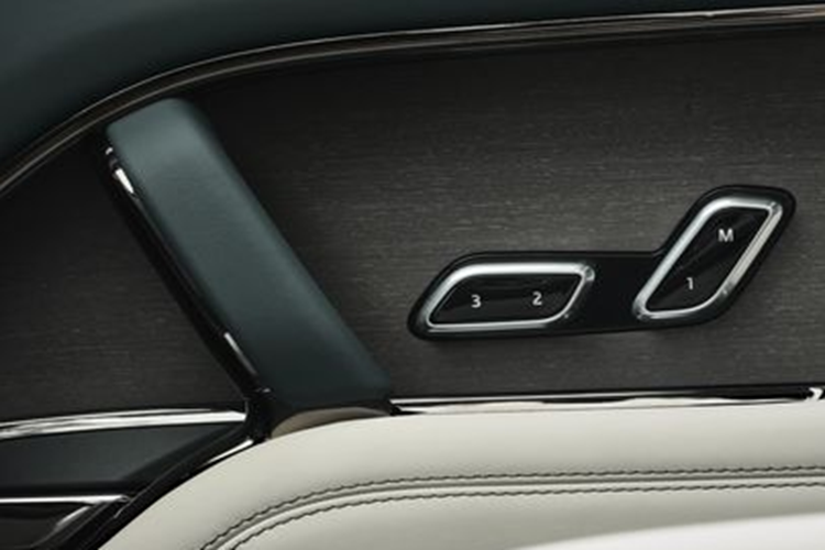 Các chi tiết ốp gỗ và mặt đồng hồ gốm trên xe được làm thủ công bởi những người thợ giỏi nhất của Land Rover, nhằm đảm bảo sự hoàn hảo đến từng chi tiết cho mẫu SUV này. Ghế ngồi được thêu họa tiết cầu kỳ, đi kèm tấm lót sàn mang thương hiệu SV Bespoke với ký hiệu 1/17.