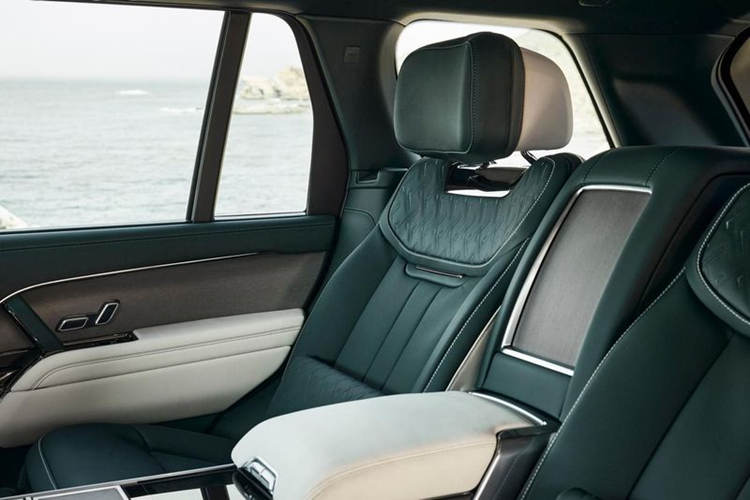 Không gian cabin của Range Rover SV Carmel Edition cũng sở hữu nhiều điểm nhấn đặc biệt. Toàn bộ nội thất xe đều được bọc bằng da Sequoia Green và Perlino Aniline, mang đến một không gian vô cùng sang trọng.