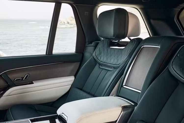 Không gian cabin của Range Rover SV Carmel Edition cũng sở hữu nhiều điểm nhấn đặc biệt. Toàn bộ nội thất xe đều được bọc bằng da Sequoia Green và Perlino Aniline, mang đến một không gian vô cùng sang trọng.
