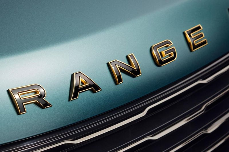 Mẫu xe Range Rover SV Carmel Edition đặc biệt này được chế tạo bởi bộ phận cá nhân hóa SV Bespoke của Land Rover và được hoàn thiện với lớp ngoại thất Bespoke Green Satin. Kết hợp với đó là bộ mâm 23 inch sơn phối 2 màu xám – xanh nổi bật, cùng với kẹp phanh màu đen.