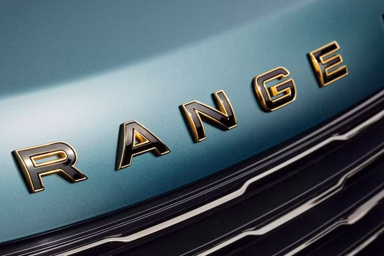 Mẫu xe Range Rover SV Carmel Edition đặc biệt này được chế tạo bởi bộ phận cá nhân hóa SV Bespoke của Land Rover và được hoàn thiện với lớp ngoại thất Bespoke Green Satin. Kết hợp với đó là bộ mâm 23 inch sơn phối 2 màu xám – xanh nổi bật, cùng với kẹp phanh màu đen.