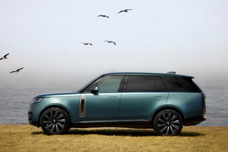 Mức giá xe Range Rover SV Carmel Edition có giá khoảng 370.000 USD (tương đương khoảng 9,2 tỷ đồng). Con số này, cao hơn đáng kể nếu so với Range Rover bản P615 SV, hiện có giá niêm yết là 210.000 USD (khoảng 5,24 tỷ đồng) tại thị trường Mỹ.