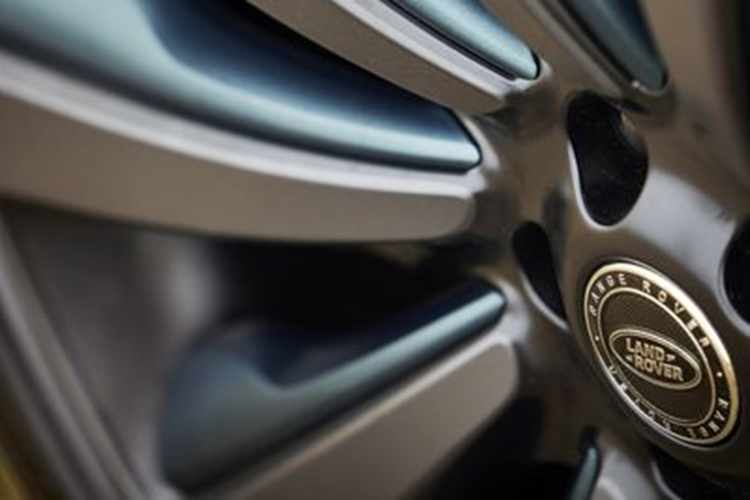 Một chi tiết đặc biệt khác là huy hiệu kim loại đen với họa tiết làm bằng vàng 24k. Land Rover hiểu rất rõ khách hàng của mình và đã hợp tác với nhà sản xuất gậy đánh golf hàng đầu Titleist để tạo ra trải nghiệm độc đáo cho các khách hàng sở hữu mẫu SUV đặc biệt này.