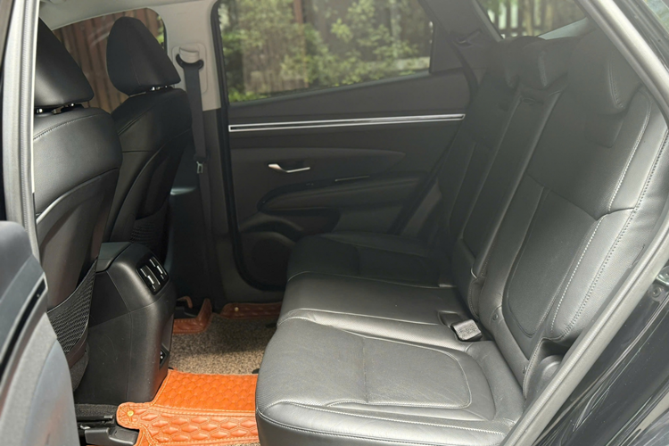 Hệ thống ghế ngồi trên xe bọc da cao cấp, ghế lái chỉnh điện 10 hướng và ghế phụ chỉnh điện 6 hướng. Hàng ghế sau được trang bị đầy đủ các gối tựa đầu, bệ tỳ tay cùng 2 cổng gió điều hòa. Hyundai Tucson 2022 bản Dầu Đặc biệt sử dụng động cơ SmartStream Diesel D2.0, sản sinh công suất tối đa 186 mã lực và mô-men xoắn cực đại 416 Nm. 