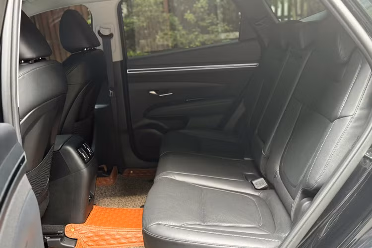 Hệ thống ghế ngồi trên xe bọc da cao cấp, ghế lái chỉnh điện 10 hướng và ghế phụ chỉnh điện 6 hướng. Hàng ghế sau được trang bị đầy đủ các gối tựa đầu, bệ tỳ tay cùng 2 cổng gió điều hòa. Hyundai Tucson 2022 bản Dầu Đặc biệt sử dụng động cơ SmartStream Diesel D2.0, sản sinh công suất tối đa 186 mã lực và mô-men xoắn cực đại 416 Nm. 