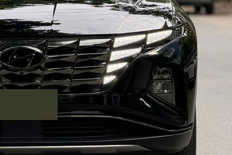 Ngoài ra, xe còn được trang bị bộ mâm hợp kim đa chấu có kích thước 18 inch, gương chiếu hậu chỉnh/gập điện, tay nắm cửa cùng màu thân xe, cụm đèn hậu LED dạng lưỡi liềm kép độc đáo, ăng-ten vây cá mập, cánh lướt gió, đèn phanh trên cao LED,... Không gian bên trong của Hyundai Tucson 2022 có thiết kế gọn gàng, hiện đại với với nhiều điểm nhấn sang trọng, tiện nghi và thực dụng hơn.