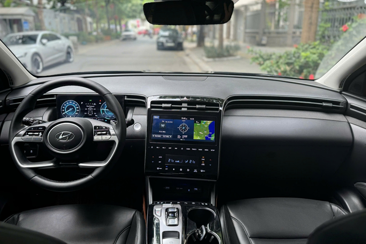 Những trang bị đáng chú ý có vô lăng 4 chấu bọc da, màn hình đa thông tin LCD 10,25 inch, màn hình cảm ứng trung tâm 10,25 inch, hệ thống điều hòa tự động 2 vùng độc lập, hệ thống âm thanh 8 loa cao cấp, chìa khóa thông minh, khởi động bằng nút bấm, sạc không dây chuẩn Qi, cửa sổ trời toàn cảnh,...