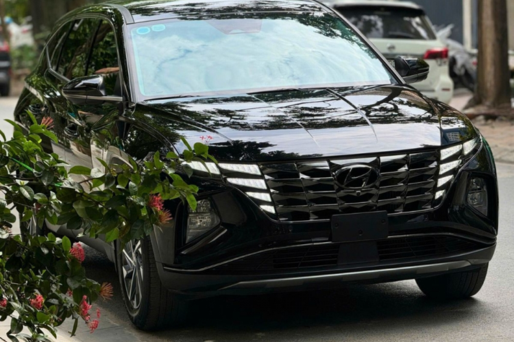 Bên cạnh đó, bản Dầu Đặc biệt còn sử hữu gói an toàn Hyundai Smartsense với những tính năng hiện đại như hỗ trợ phòng tránh điểm mù (BCA), theo dõi điểm mù trên màn hình thông tin (BVM), hỗ trợ phòng tránh va chạm phía trước (FCA), hỗ trợ giữ làn đường (LFA) và hỗ trợ phòng tránh va chạm phía sau (RCCA).