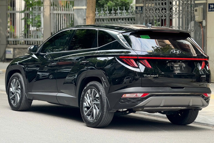 Về tổng thể, Hyundai Tucson 2022 tại Việt Nam có kích thước dài x rộng x cao lần lượt là 4.630 x 1.865 x 1.695 (mm), chiều dài cơ sở đạt 2.755 mm và khoảng sáng gầm xe ở mức 181 mm. Khu vực đầu xe gây ấn tượng với cụm lưới tản nhiệt hình thang ngược được cấu tạo bởi vô số họa tiết tam giác đầy góc cạnh.