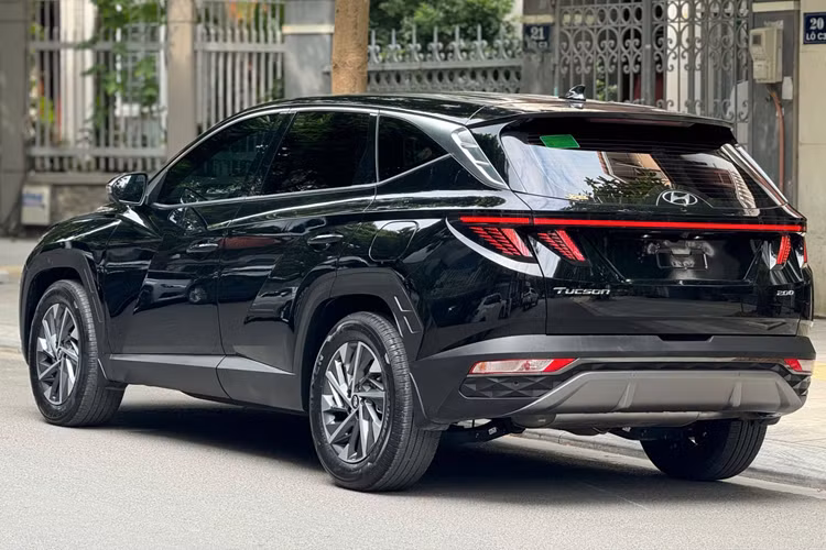 Về tổng thể, Hyundai Tucson 2022 tại Việt Nam có kích thước dài x rộng x cao lần lượt là 4.630 x 1.865 x 1.695 (mm), chiều dài cơ sở đạt 2.755 mm và khoảng sáng gầm xe ở mức 181 mm. Khu vực đầu xe gây ấn tượng với cụm lưới tản nhiệt hình thang ngược được cấu tạo bởi vô số họa tiết tam giác đầy góc cạnh.