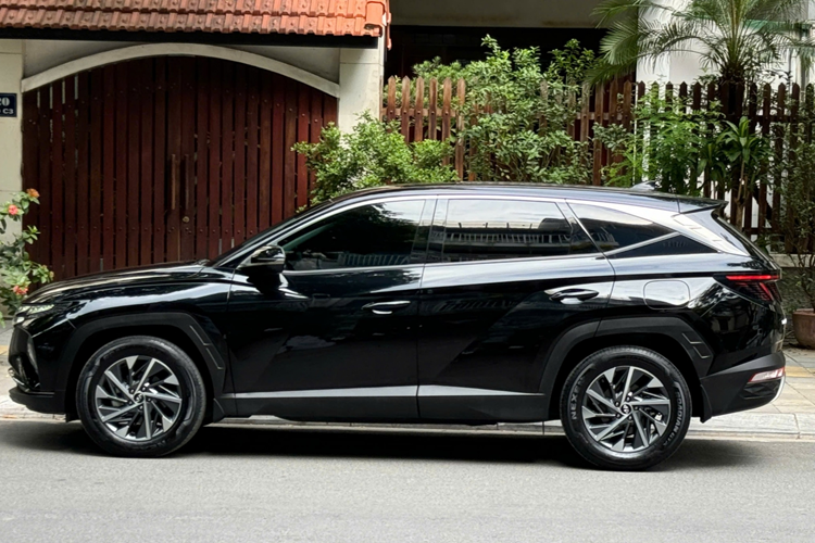 Bản Dầu Đặc biệt sử dụng đèn pha LED thích ứng. Trong khi đó, đèn LED định vị ban ngày được đặt ở các khe hở của lưới tản nhiệt và sẽ "ẩn" đi khi không hoạt động.