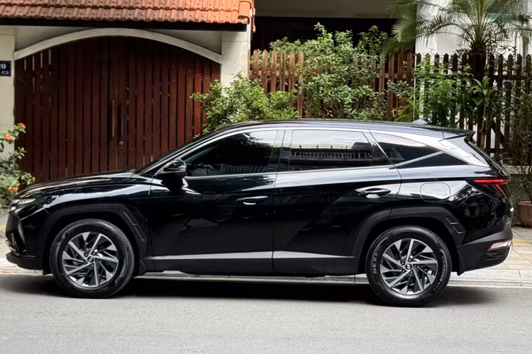 Bản Dầu Đặc biệt sử dụng đèn pha LED thích ứng. Trong khi đó, đèn LED định vị ban ngày được đặt ở các khe hở của lưới tản nhiệt và sẽ "ẩn" đi khi không hoạt động.