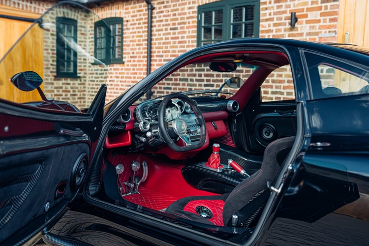 Ngay sau đó, Pagani UK nhận được chiếc xe này và gửi chiếc xe về nhà máy Pagani để sơn lại màu đen và đổi tên thành “Nero”.