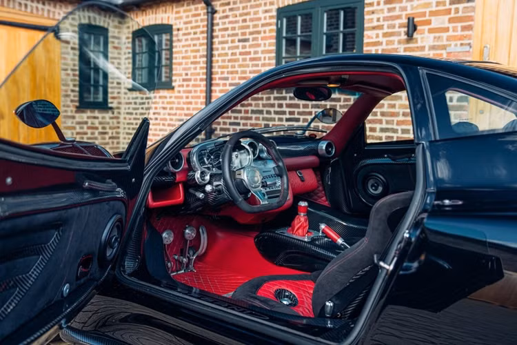 Ngay sau đó, Pagani UK nhận được chiếc xe này và gửi chiếc xe về nhà máy Pagani để sơn lại màu đen và đổi tên thành “Nero”.