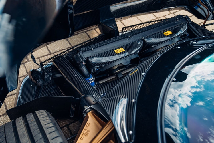 Không chỉ có vẻ ngoài của chiếc xe được thiết kế theo phong cách của Zonda Tricolore, Pagani cũng đã nâng cấp khối động cơ của Zonda Nero để phù hợp với Tricolore, trang bị thêm cho xe hệ thống xả titan phủ gốm bằng vật liệu Inconel và thanh kết nối titan.