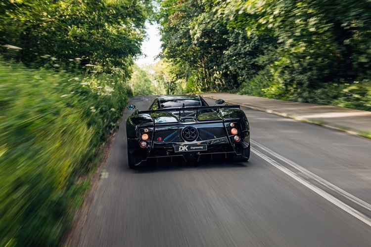 Sau nâng cấp, khối động cơ V12 hút khí tự nhiên dung tích 7.3 lít của xe có khả năng sản sinh công suất 661 mã lực và mô-men xoắn cực đại 780 Nm. Mẫu xe cũng có hệ thống phanh gốm carbon giống như Tricolore.