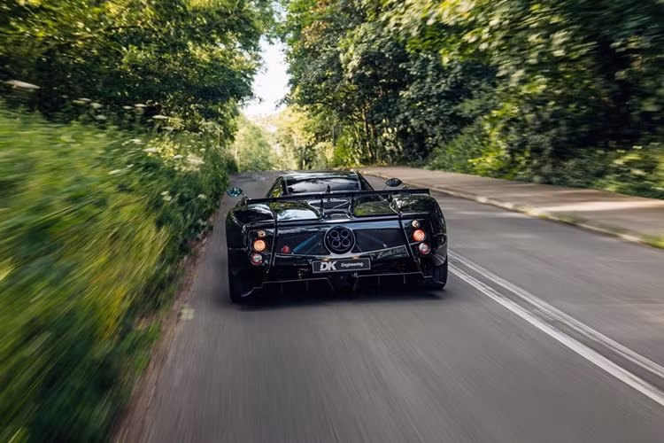 Sau nâng cấp, khối động cơ V12 hút khí tự nhiên dung tích 7.3 lít của xe có khả năng sản sinh công suất 661 mã lực và mô-men xoắn cực đại 780 Nm. Mẫu xe cũng có hệ thống phanh gốm carbon giống như Tricolore.