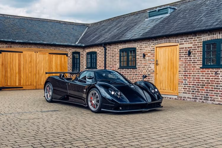 Trong những năm qua, rất nhiều chiếc Pagani Zonda đã được gửi trở lại nhà máy để nâng cấp sau một thời gian dài. Trong khi một số chiếc Zonda có diện mạo khá nổi bật, thậm chí là hơi “rối” thì lại có những chiếc xe được phối màu với diện mạo cực cuốn hút, khác biệt và rất “hợp nhãn”.