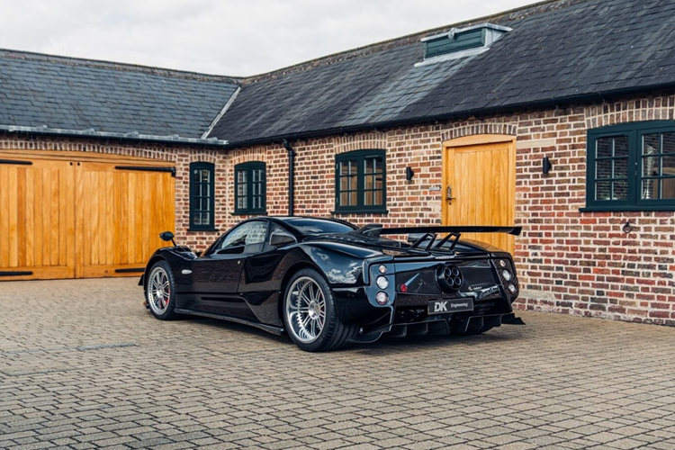 Được biết, Zonda Nero vẫn giữ nguyên trang bị hộp số sàn 6 cấp nguyên bản, từ đây biến chiếc xe trở tthành chiếc Zonda duy nhất tồn tại với động cơ Tricolore-spec kết hợp với hộp số sàn ấn tượng.