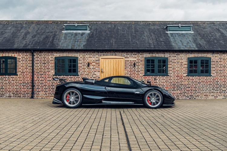 Chiếc Zonda này có tên gọi “Nero” và là một mẫu xe sản xuất năm 2003 đã được tinh chỉnh và cấu hình lại nhiều lần trong nhiều năm kể từ khi xuất xưởng. Ban đầu chiếc xe được bàn giao mới cho một doanh nhân người Hungary và được sơn màu bạc.