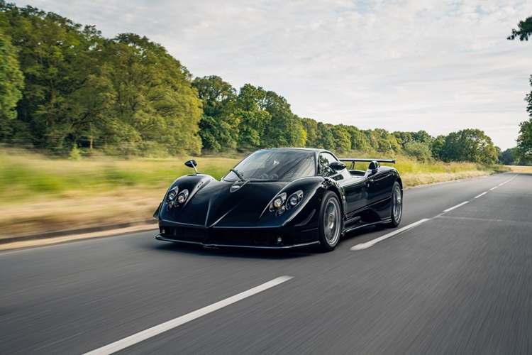 Chiếc xe sau đó đã được bán và người chủ thứ hai đã sơn lại các tấm ốp bên dưới với màu đỏ kim loại sẫm. Tiếp theo, chiếc xe được bán sang Tây Ban Nha và nửa trên được sơn lại màu trắng ngọc trai trong khi nội thất được trang trí lại bằng da màu đỏ và kem.