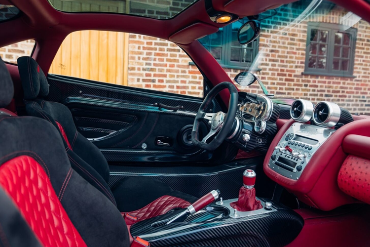 Là một phần trong quá trình chuyển đổi nâng cấp, chiếc xe đã được trang bị nhiều bộ phận khác nhau từ một trong ba chiếc Zonda Tricolore bao gồm cánh mũi phía trước, cánh gió sau mở rộng, vây cá mập và cửa hút gió gắn bên hông.