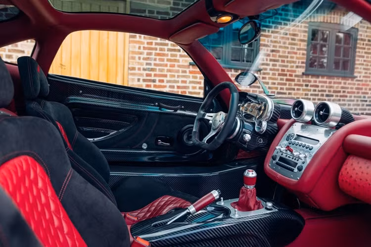 Là một phần trong quá trình chuyển đổi nâng cấp, chiếc xe đã được trang bị nhiều bộ phận khác nhau từ một trong ba chiếc Zonda Tricolore bao gồm cánh mũi phía trước, cánh gió sau mở rộng, vây cá mập và cửa hút gió gắn bên hông.