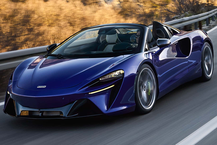 Thú vị nằm ở chỗ là McLaren Artura Spider vẫn sử dụng động cơ xăng V6, dung tích 3.0 lít tăng áp kép, kết hợp môtơ điện, sản sinh công suất 690 mã lực, tăng 19 mã lực so với bản coupe và mô-men xoắn cực đại là 722 Nm.