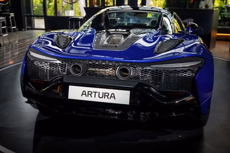 Đối thủ trực tiếp của dòng siêu xe mui trần McLaren Artura Spider sẽ là mẫu xe Ferrari 296 GTS đã được phân phối chính hãng hơn 2 năm qua, với trên 3 chiếc đã được nhập về nước, giá khởi điểm của mẫu xe này sẽ từ 23 tỷ đồng.