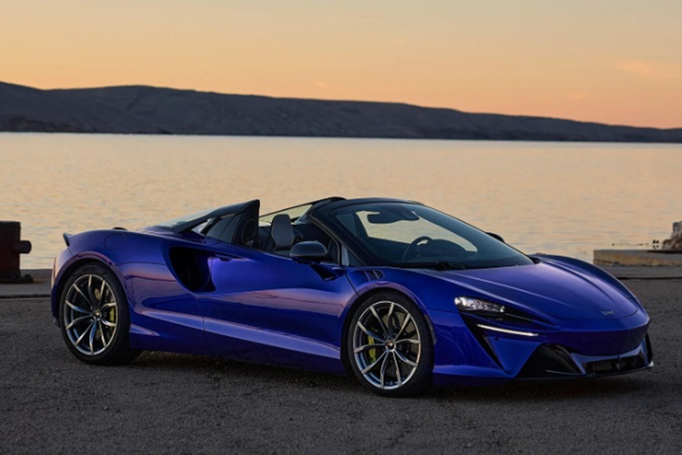 McLaren Artura Spider sẽ có thời gian đóng hoặc mở mui chỉ dưới 11 giây, tương tự đàn anh McLaren 720S Spider, phần mui này có thể dễ dàng được mở ra khi xe đang chạy, nhưng cần lưu ý là tốc độ của McLaren Artura Spider khi đó phải dưới 50 km/h.