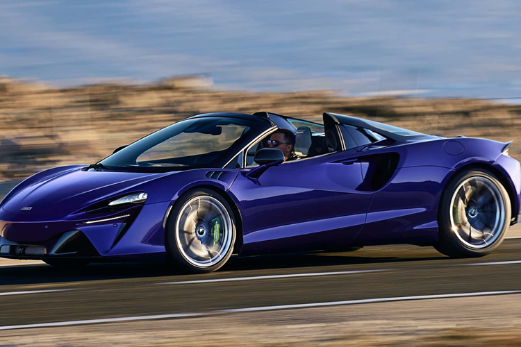 Xe sử dụng hệ dẫn động cầu sau, tăng tốc 0-100 km/h trong 3 giây, 0-200 km/h trong 8,4 giây và 0-300 km/h trong 21,6 giây. Tốc độ tối đa 330 km/h. McLaren Artura Spider sử dụng hộp số tự động SSG 8 cấp có sự điều chỉnh giúp độ sang số tăng 25%, với thay đổi là môtơ điện sẽ đảm nhiệm vai trò của số lùi, trên bản coupe không có.
