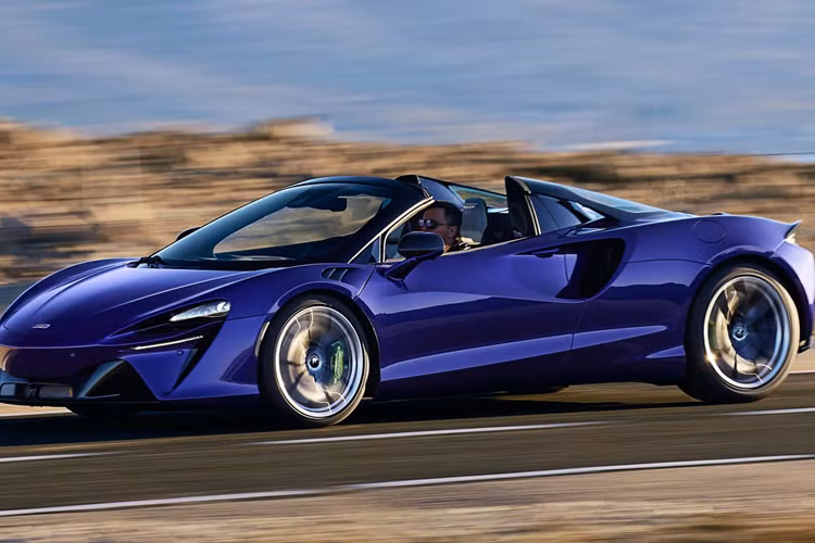 Xe sử dụng hệ dẫn động cầu sau, tăng tốc 0-100 km/h trong 3 giây, 0-200 km/h trong 8,4 giây và 0-300 km/h trong 21,6 giây. Tốc độ tối đa 330 km/h. McLaren Artura Spider sử dụng hộp số tự động SSG 8 cấp có sự điều chỉnh giúp độ sang số tăng 25%, với thay đổi là môtơ điện sẽ đảm nhiệm vai trò của số lùi, trên bản coupe không có.