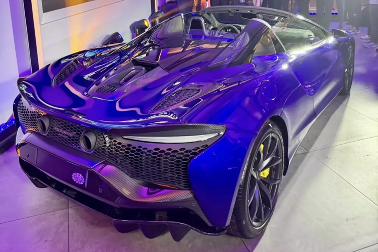 Chiếc siêu xe mui trần McLaren Artura Spider tại Việt Nam có tùy chọn màu sơn tán sắc, bộ áo này có thể đổi màu tùy theo góc nhìn của người xem, ngoài ra, nhiều chi tiết ngoại thất của xe bằng carbon như cản va trước, vỏ gương, nẹp sườn hay cản sau.