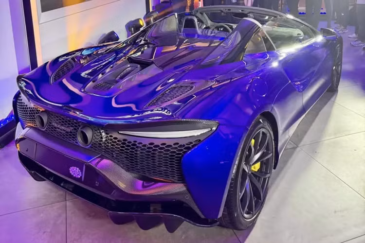 Chiếc siêu xe mui trần McLaren Artura Spider tại Việt Nam có tùy chọn màu sơn tán sắc, bộ áo này có thể đổi màu tùy theo góc nhìn của người xem, ngoài ra, nhiều chi tiết ngoại thất của xe bằng carbon như cản va trước, vỏ gương, nẹp sườn hay cản sau.