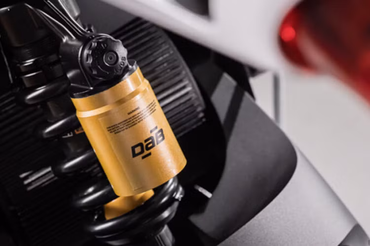 Xe sử dụng hộp số DAB và dây đai truyền động carbon Gates, giúp đạt tốc độ tối đa 130 km/giờ. Theo DAB, 1 Alpha chỉ mất 3 giờ để sạc đầy pin với bộ sạc Type 2. Mẫu xe điện này còn được trang bị phanh đĩa Brembo với bốn điểm nén piston ở bánh trước và một điểm nén piston ở bánh sau.