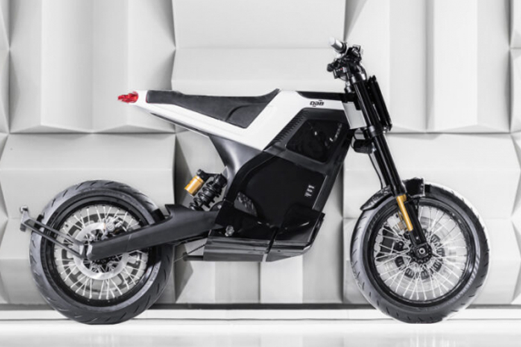 Cả hai bánh đều dùng hệ thống chống bó cứng phanh ABS. Hệ thống treo trước là cặp phuộc hành trình ngược, treo sau loại giảm xóc đơn tùy chỉnh. Cả hai bánh đều dùng mâm nan hoa kích thước 17 inch.