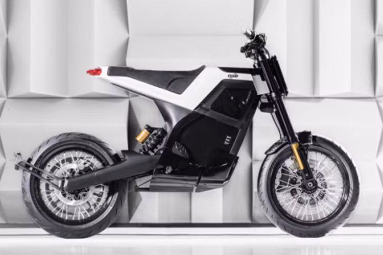 Cả hai bánh đều dùng hệ thống chống bó cứng phanh ABS. Hệ thống treo trước là cặp phuộc hành trình ngược, treo sau loại giảm xóc đơn tùy chỉnh. Cả hai bánh đều dùng mâm nan hoa kích thước 17 inch.