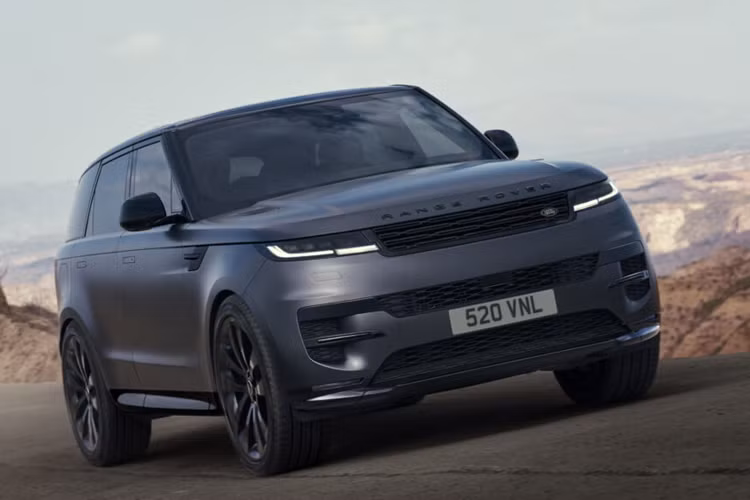 Range Rover Sport 2025 bản Stealth Pack có màu ngoại thất bằng kim loại Carpathian Grey Satin cao cấp được trang trí thêm với các điểm nhấn màu đen bóng trên khắp thân xe. Hơn nữa, những mẫu xe này đều được trang bị tấm dán phim bảo vệ lớp Satin, vừa nâng cao tính thẩm mỹ vừa bảo vệ cho thân xe.